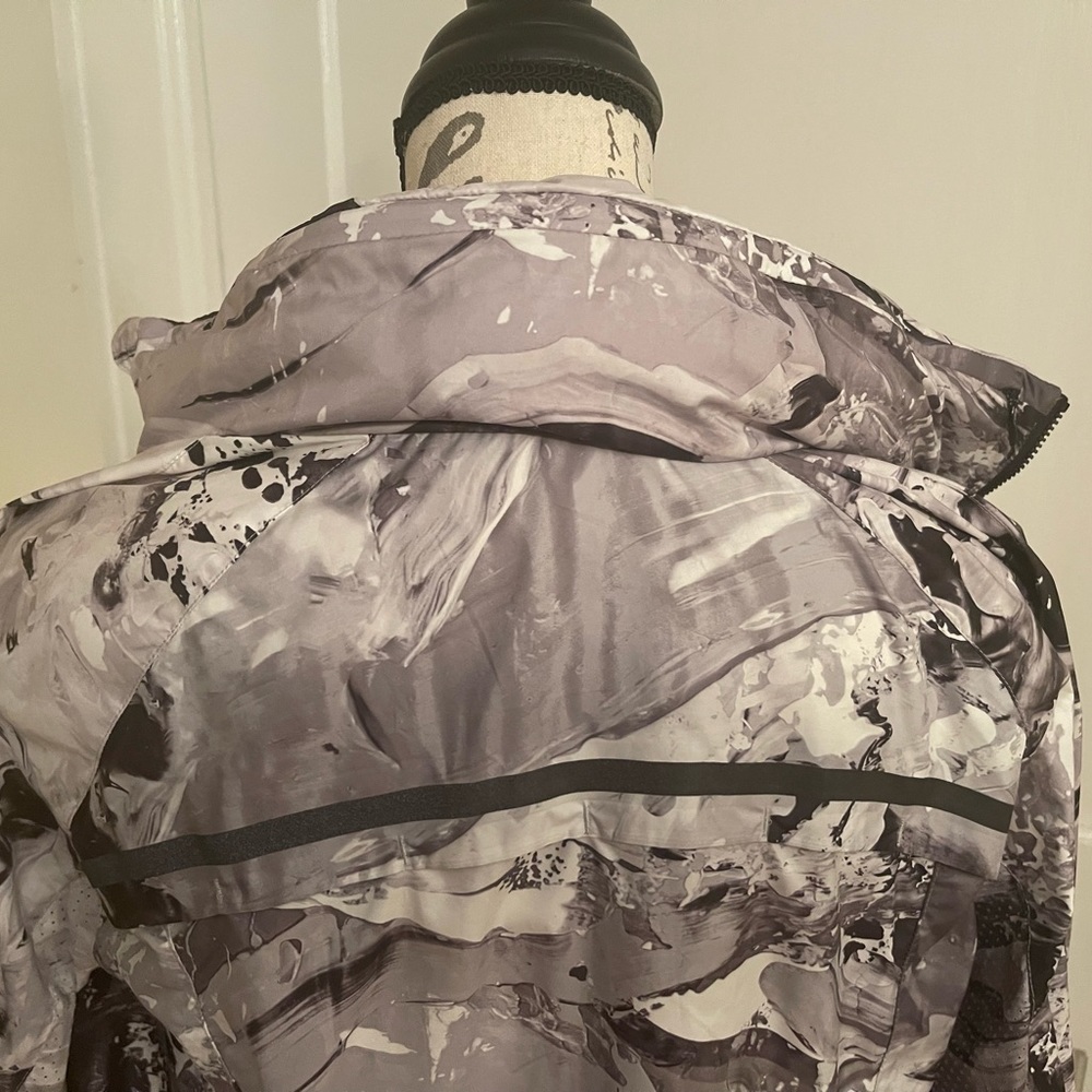Lululemon jacket - Picture 10 of 10